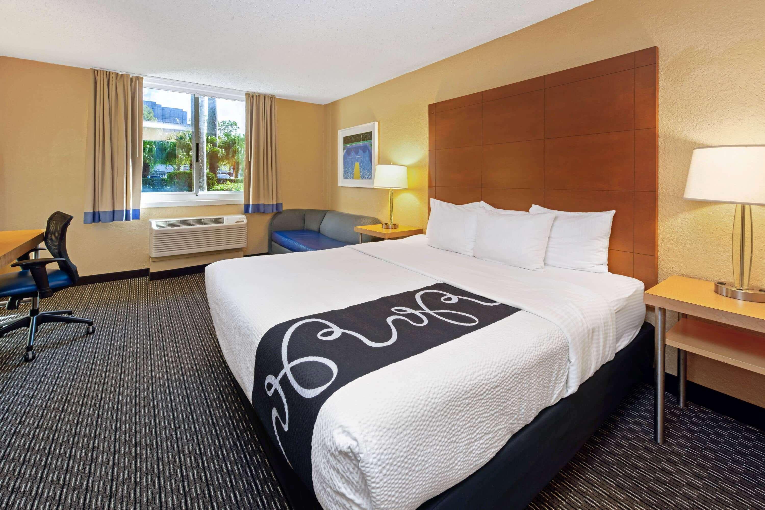 Отель La Quinta By Wyndham Coral Springs South Экстерьер фото