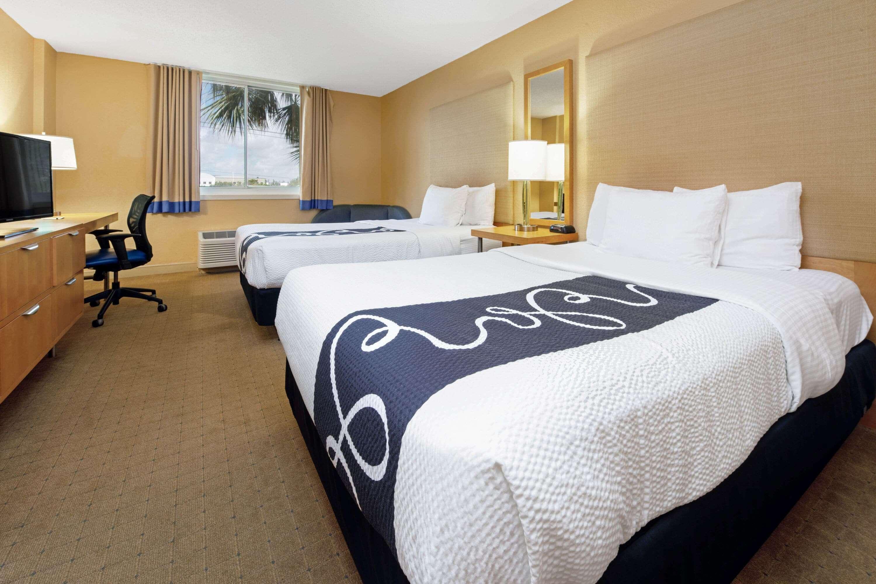 Отель La Quinta By Wyndham Coral Springs South Экстерьер фото