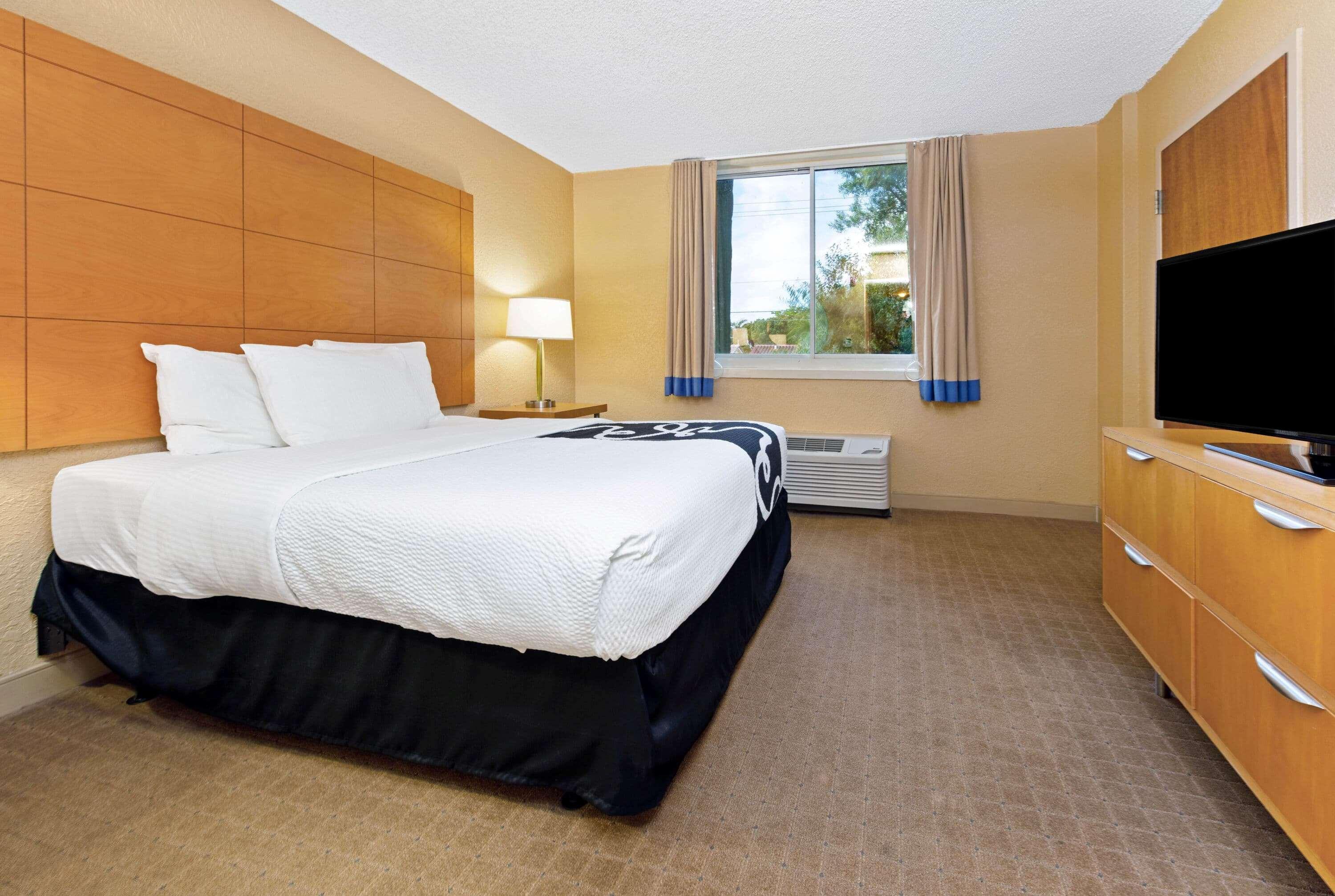 Отель La Quinta By Wyndham Coral Springs South Экстерьер фото