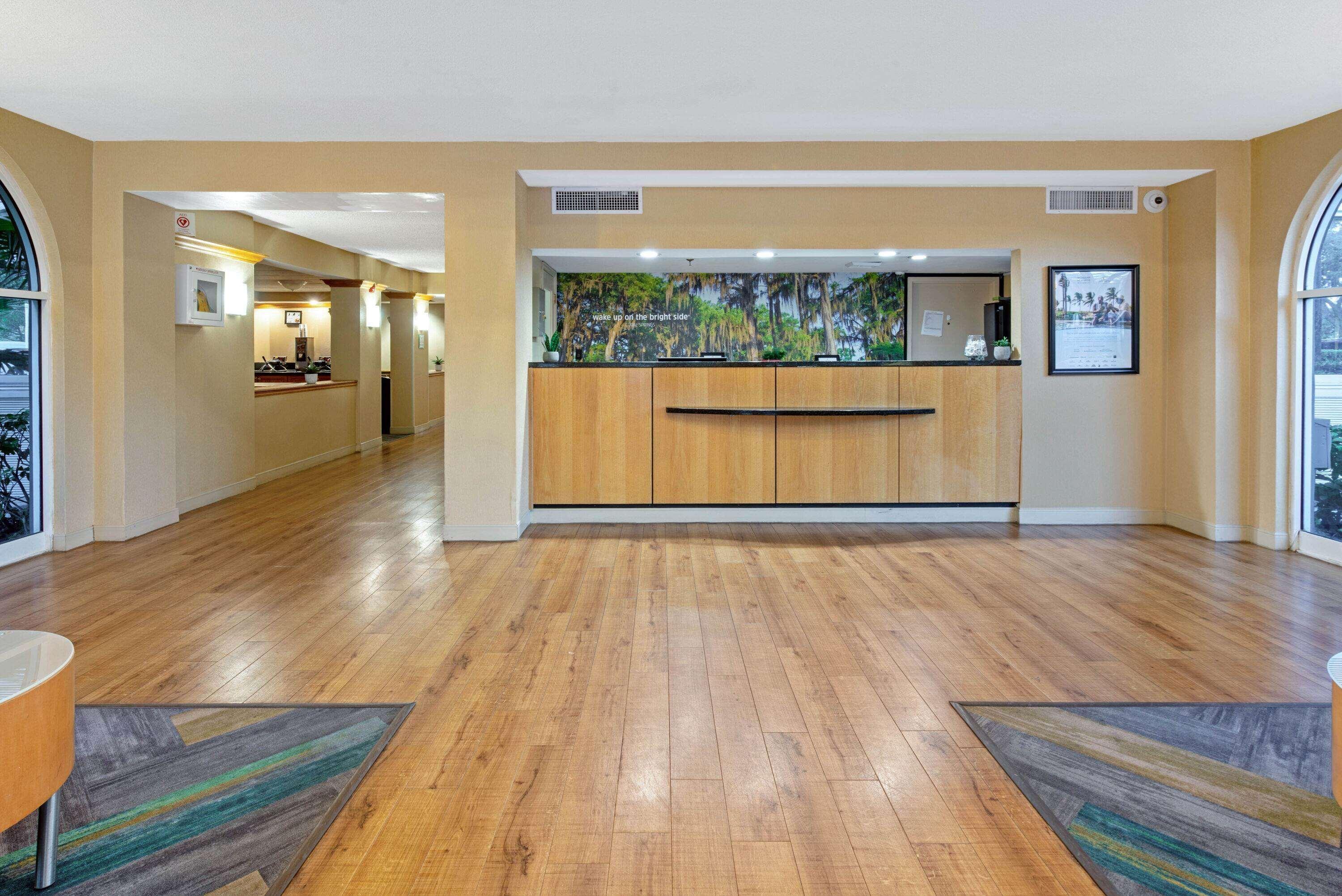 Отель La Quinta By Wyndham Coral Springs South Экстерьер фото