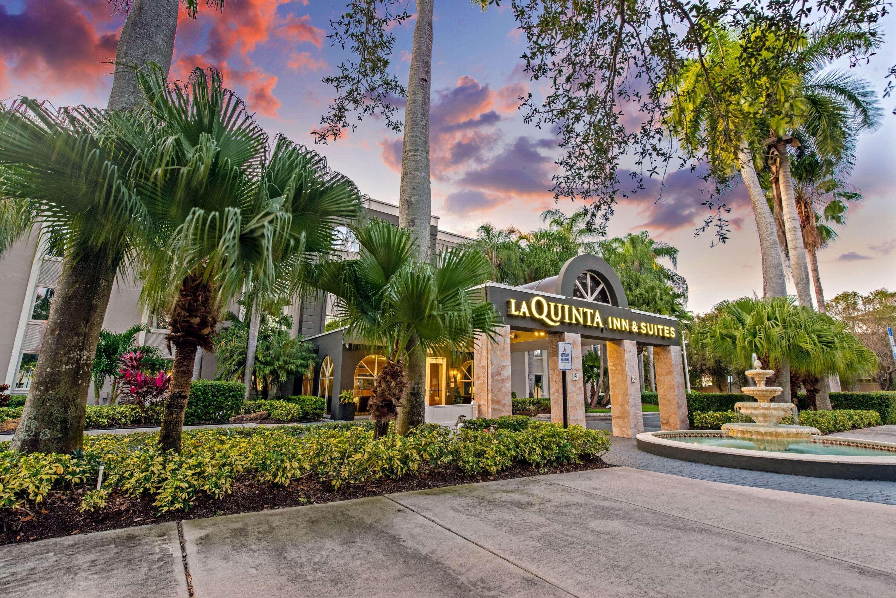 Отель La Quinta By Wyndham Coral Springs South Экстерьер фото